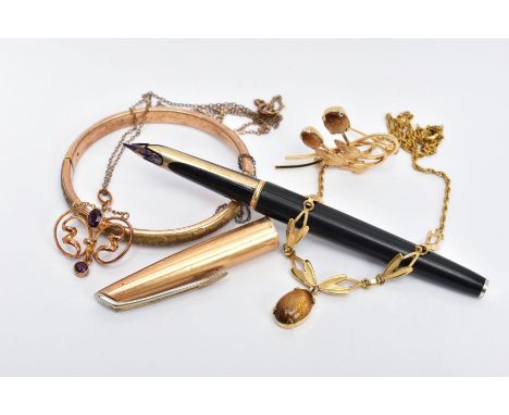 AN ASSORTMENT OF GOLD FILLED AND ROLLED GOLD JEWELLERY, to include a gold filled necklace and brooch, set with a textured gol