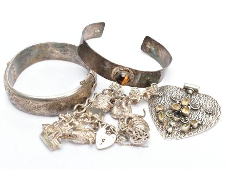 A SELECTION OF SILVER AND WHITE METAL JEWELLERY, to include a silver curb link charm bracelet fitted with a heart padlock and