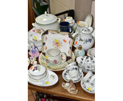 A GROUP OF MIXED CERAMIC ITEMS ETC, to including Royal Doulton Burgundy tea wares comprising a teapot (second) seven cups, ei