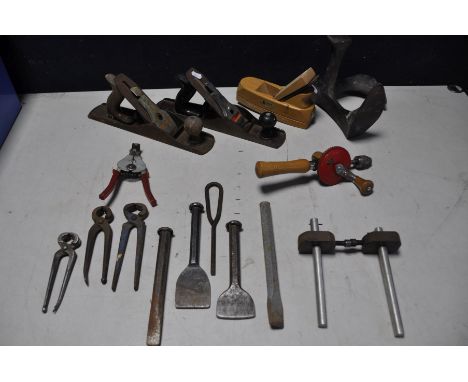 A BOX CONTAINING HAND TOOLS to include a Stanley handyman plane, Stanley bailey plain and a York wood plane along with severa