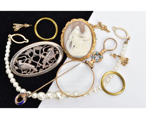 A BAG OF ASSORTED SILVER AND YELLOW METAL JEWELLERY ITEMS, to include a silver open work brooch detailing birds and foliage, 