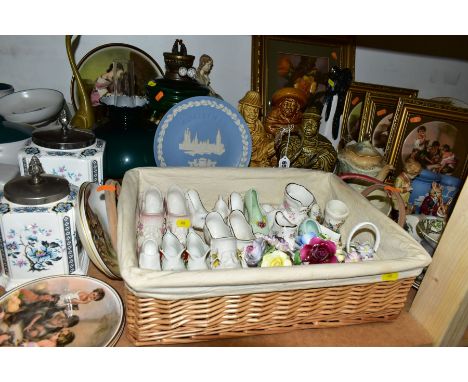 A GROUP OF CERAMICS, GLASS WARES AND SUNDRY ITEMS, to include a cased pair of Wedgwood Jasperware Christmas thimbles, five ot