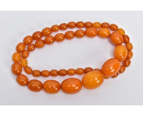 A GRADUATED AMBER COLOUR BAKELITE BEAD NECKLACE, oval graduated beads, largest measuring approximately 23.9mm x 18.7mm, small