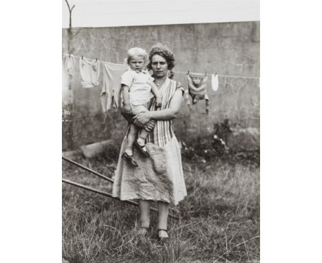 August Sander, Frau aus dem KirmeswagenSpäterer Gelatinesilberabzug von Gunther Sander. 27,5 x 21 cm (30 x 24 cm). Rückseitig