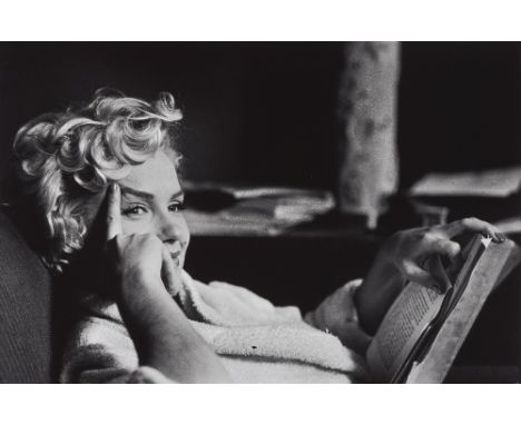 Elliott Erwitt, Marilyn Monroe, New York CitySpäterer Gelatinesilberabzug. 30 x 45,2 cm (40,3 x 50,4 cm). Im unteren Bildrand