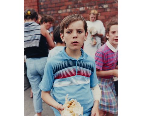 Tom Wood, Boy from Vauxhall Gardens, Liverpool (aus der Serie: People)C-Print auf Kodak-Professional-Papier. 51,1 x 42,3 cm (