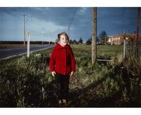 William Eggleston, Ohne Titel (Boy in Red Sweater)Dye Transfer-Abzug 1996. 32,2 x 45,1 cm (39 x 48,6 cm). Im unteren Bildrand