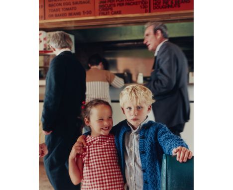 Tom Wood, 24 Hours Cafe (aus der Serie: People)C-Print auf Kodak-Professional-Papier. 51,5 x 42,5 cm (53,2 x 44,5 cm). Im unt