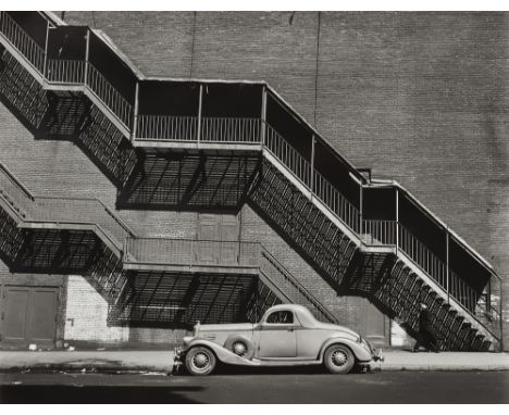 Todd Webb, Mr. Perkins' Pierce Arrow, HarlemGelatinesilberabzug 1991. 37,5 x 47 cm (40,4 x 50,1 cm). Im unteren Bildrand mit 