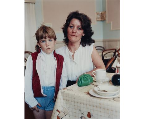 Tom Wood, Mother and Daughter, Brice's Cafe, New Brighton (aus der Serie: People)C-Print auf Kodak-Professional-Papier. 40 x 