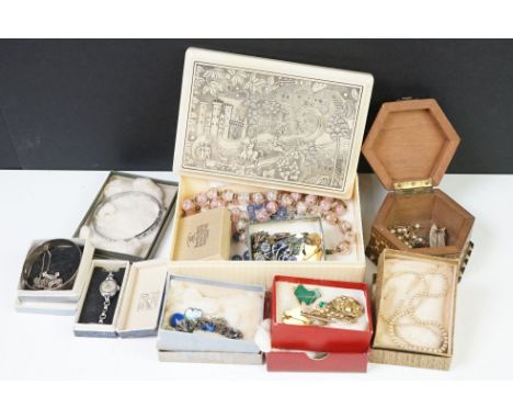 A small collection of mainly vintage costume jewellery to include beaded necklaces, brooches...etc. 