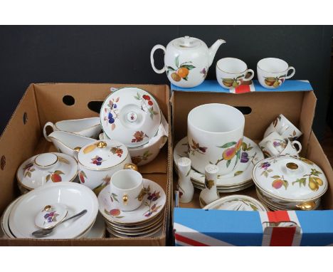 Royal Worcester ' Evesham ' pattern tea ware, dinnerware &amp; ceramics, to include 2 x oval tureens &amp; covers, 2 x circul