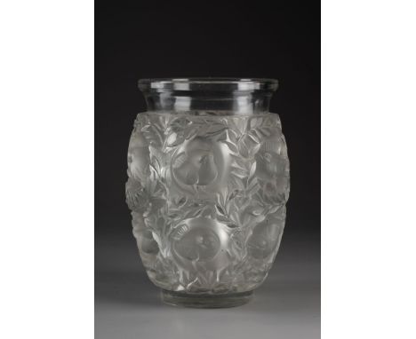 René LALIQUE (1860-1945) VASE "Bagatelle", modèle créé en 1939 Epreuve en verre incolore et partiellement satiné Signé R.LALI