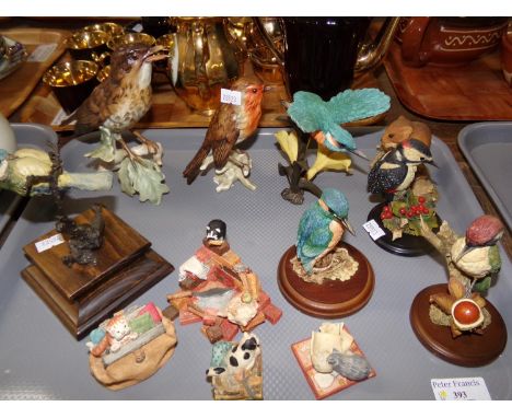 Tray of predominantly bird figurines: West German Goebel song thrush and robin, Sherratt &amp; Simpson kingfisher and another