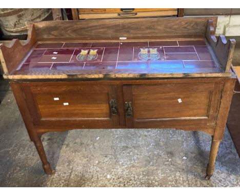 Edwardian oak tile backed wash stand, lacking marble top.  (B.P. 21% + VAT) 