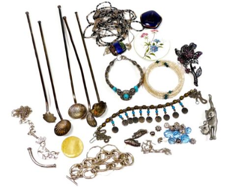 A small quantity of costume jewellery and spoons, to include a pewter cat brooch, silver bracelet, faux pearl bracelet, conti