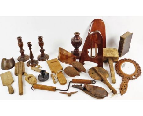 Various treen, an oak backed hand mirror with carved fret outline, 41cm H, butter pats, classical vase, small easel shaped fr