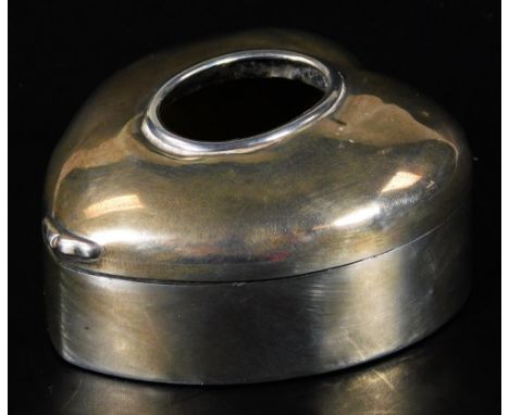 A Victorian silver heart shaped trinket box, with central oval opening, London 1892, 3cm H, 1oz.