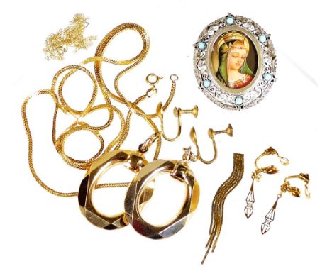 A group of modern jewellery, comprising a fine link chain, 0.6g, two pairs of gold plated earrings, a continental silver port