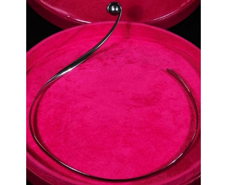 A Paul Spurgeon 18ct white gold and cultured pearl necklace, designed as a ribbon of gold curled around a dark bluey/grey cul