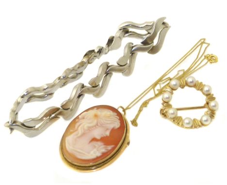 A selection of jewellery, to include a 9ct gold cultured pearl brooch, a 9ct gold bracelet, and a 9ct gold shell cameo brooch