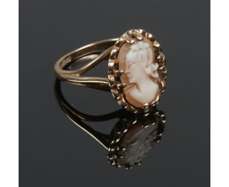 A 9ct gold Cameo ring. Size K. Gross weight: 3g.  