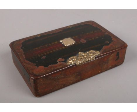 A Georgian lacquered papier mache snuff box. 2.3cm x 9.3cm x 6cm.  