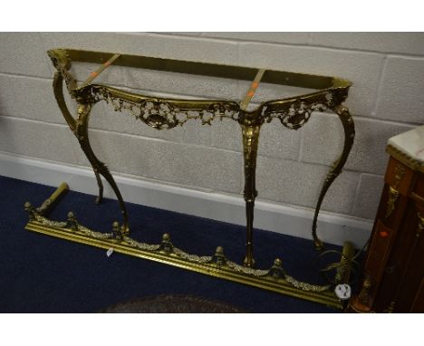 A VICTORIAN BRASS FENDER, with flower head swags linked by urn finial topped uprights, approximate width 141.5cm