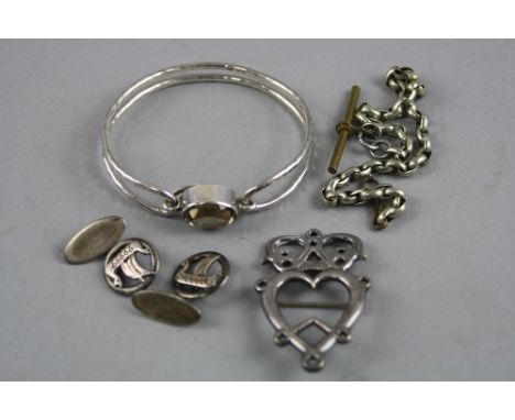 A MIXED LOT OF SILVER JEWELLERY, including bangle, arran silver brooch, cufflinks etc 