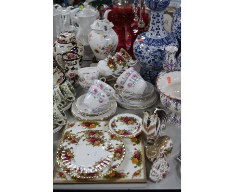 A GROUP OF CERAMICS, to include Royal Crown Derby 'Derby Posies' table lamp, three paperweights (seconds) 'Rough Collie', 'Co