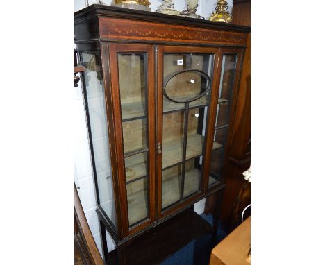 AN EDWARDIAN MAHOGHANY AND INLAID ASTRAGAL GLAZED SINGLE DOOR DISPLAY CABINET, with shelf below, approximate size width 91cm 