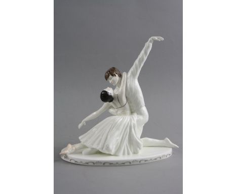 A BOXED LIMITED EDITION COALPORT FIGURE BALLET GROUP, 'Fonteyn & Nureyev' a legendary partnership, No.319/1250 (with certific
