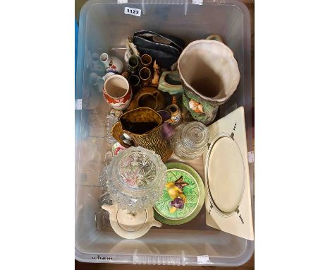 A crate containing a quantity of ceramics including Clarice Cliff 'Biarritz' plate, Hornsea and SylvaC