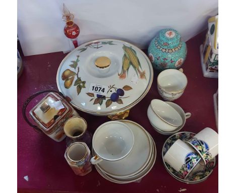 A small quantity of assorted ceramics including Royal Worcester Evesham tureen, small 20th Century Chinese porcelain ginger j