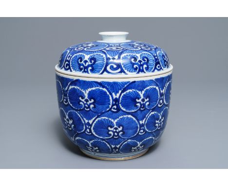 A large Chinese blue and white bowl and cover with floral design, Kangxi H.: 22,5 cm - Dia.: 22 cm---------Please request con