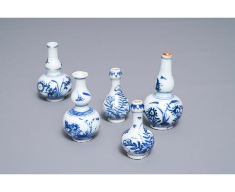 Five Chinese blue and white minature vases, Kangxi H.: 7 cm (the tallest vase) H.: 5 cm (the smallest vase)---------Please re