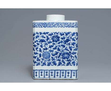 A large Chinese blue and white tea caddy with floral scrolls, 19th C. H.: 34 cm      ------        Please request condition r