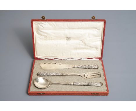 A Chinese dragon-decorated silver fish cutlery set, 19/20th C. L.: 28 cm (the fork)      ------        Please request conditi