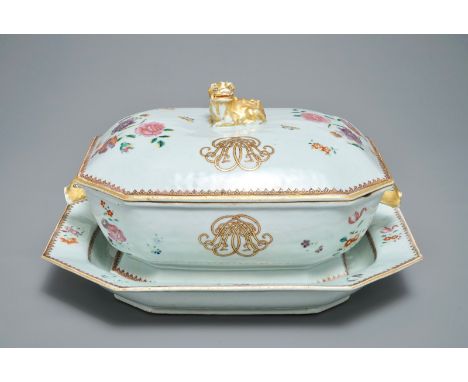 A Chinese famille rose tureen and cover on stand, Qianlong Dim.: 30,5 x 21,5 x 20,5 cm (the tureen)Dim.: 37,5 cm x 27,5 cm (t