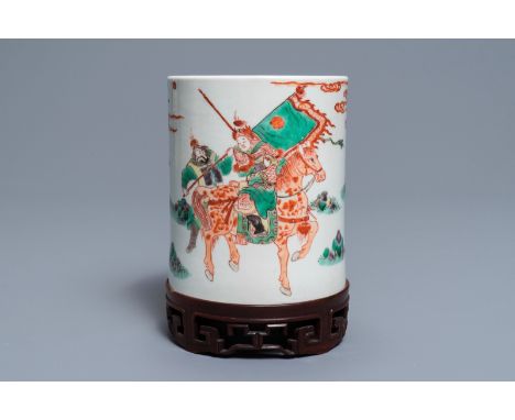 A Chinese famille verte brush pot on wooden stand, Kangxi Dia.: 10,5 cm - H.: 12,5 cmH.: 15 cm (incl. wooden stand)Ê Provenan