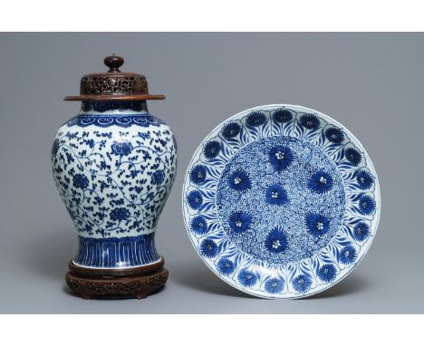 A Chinese blue and white 'aster' dish and a 'peony scroll' vase, Kangxi and 19th C. H.: 49,5 cm (the vase incl. cover and sta