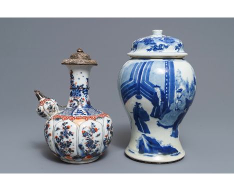 A Chinese blue and white covered vase and an Imari-style kendi, Kangxi H.: 27 cm - L.: 18,5 cm (the kendi)H.: 30,5 cm (the va