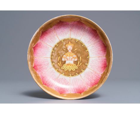 A Chinese Thai market Bencharong-style bowl on stand, seal mark, 19/20th C. Dia.: 12,5 cm - H.: 7,5 cm (the bowl)Dia.: 17,5 c