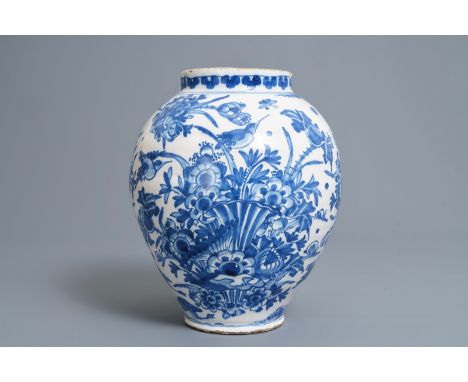 An English Delftware blue and white chinoiserie jar, 18th C. H.: 23,5 cmÊ Provenance: The collection of Piet Swimberghe, art 