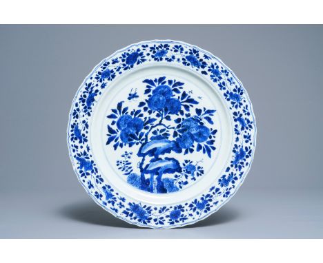 A Chinese blue and white dish with floral design, Kangxi mark and of the period Dia.: 36,5 cm---------Please request conditio