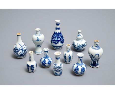 Ten Chinese blue and white miniature vases, Kangxi H.: 8 cm (the tallest)---------Please request condition reports by e-mail 