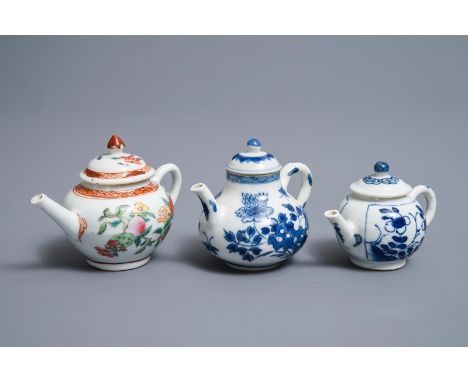 Three Chinese blue and white and famille rose teapots and covers, Kangxi and Qianlong H.: 7 cm - L.: 11,5 cm (the famille ros