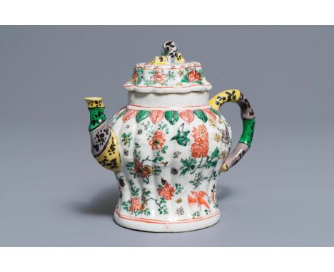 A Chinese famille verte teapot and cover, Kangxi H.: 14 cm - L.: 16 cm---------Please request condition reports by e-mail on 