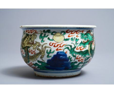A Chinese wucai 'dragon' censer, Transitional period or Kangxi Dia.: 20 cm - H.: 12,5 cm---------Please request condition rep