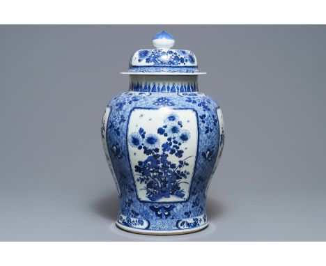 A large Chinese blue and white covered vase with floral design, Kangxi H.: 59,5 cm---------Please request condition reports b